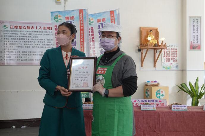 正德高雄鳳山愛心廚房公益活動 網紅蔓蔓與素食餐車攜手發放餐點