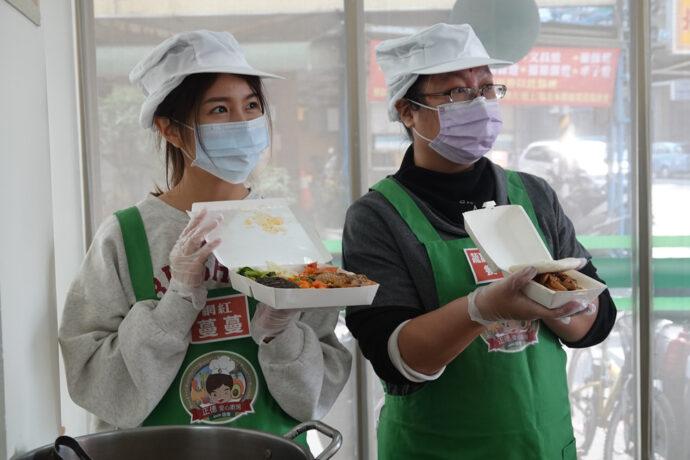 正德高雄鳳山愛心廚房公益活動 網紅蔓蔓與素食餐車攜手發放餐點