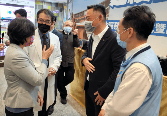 金門縣長楊鎮浯親自揭牌，雙和醫院「金門縣政府鄉親服務檯」正式啟用