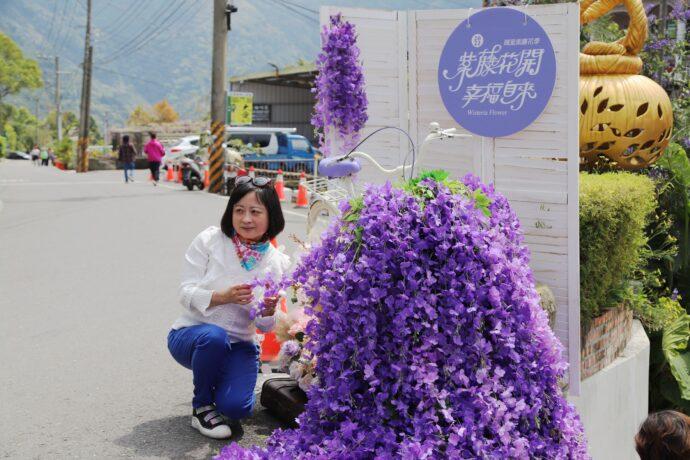 嘉義縣瑞里浪漫紫藤花盛開　縣長翁章梁偕紫藤女神大久保麻梨子同遊