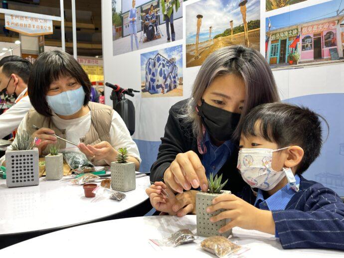 高雄旅展「蜈蚣座」迎客 金門館消費滿額抽機票