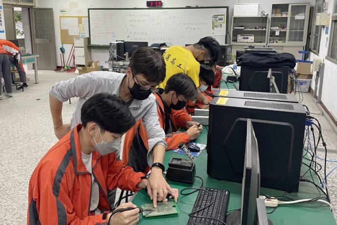 八名學生務實拚就業 花工錄取台電數冠全台