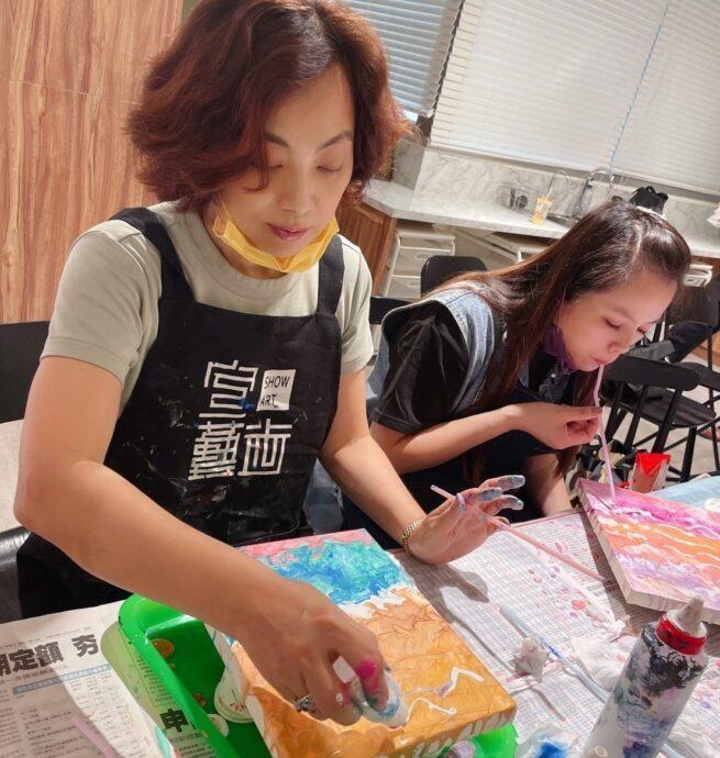 到淡水看展作公益 駱淑芳流動藝術師生慈善聯展　 義賣捐助新北自閉症協進會