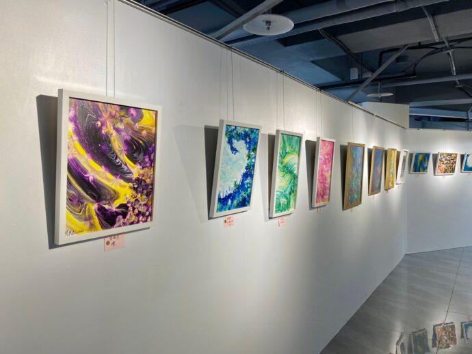 到淡水看展作公益 駱淑芳流動藝術師生慈善聯展　 義賣捐助新北自閉症協進會