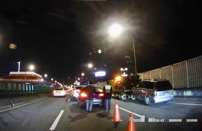 巡邏察覺交通回堵⋯市民高架車禍　保大警迅速救援排除