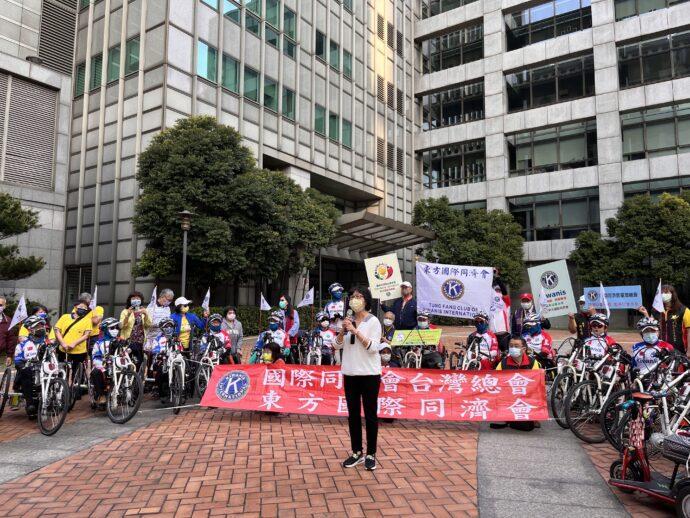 同濟會自行車環島傳愛助養學童 25位身障者以手搖挑戰9天環島