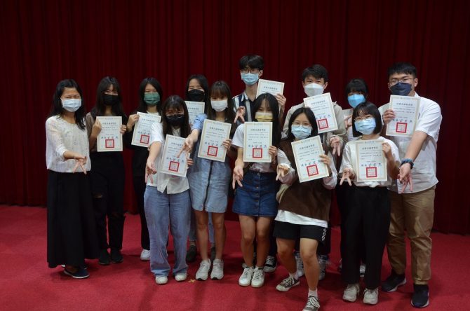 高市議長曾麗燕親臨頒獎 第一屆議長盃作文比賽得獎者