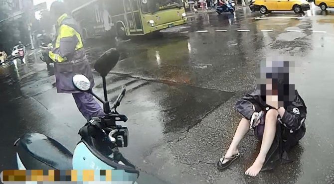 大雨狂炸！女騎士「人車倒十字路口」　保大暖警急救援