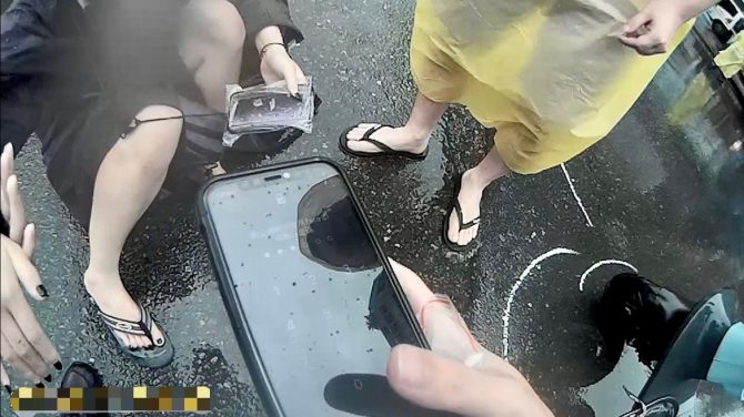 大雨狂炸！女騎士「人車倒十字路口」　保大暖警急救援