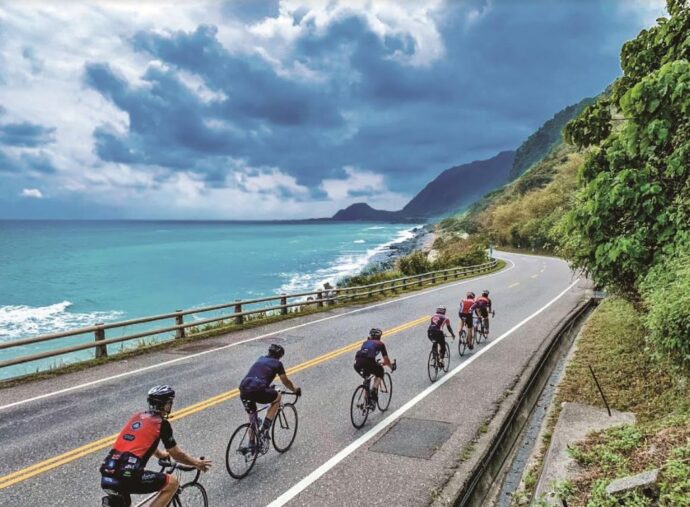響應世界自行車日 踩動踏板暢遊蔚藍北海岸 限量紀念杯墊帶回家
