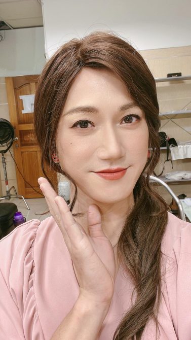 吳慷仁「假睫毛、假髮」妖嬌扮女裝　網友嗨喊：慷仁姐～