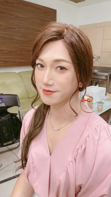 吳慷仁「假睫毛、假髮」妖嬌扮女裝　網友嗨喊：慷仁姐～