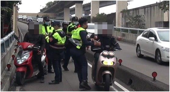 衝撞路檢貪一時快！酒駕遭攔檢　男心虛撞警後逃逸