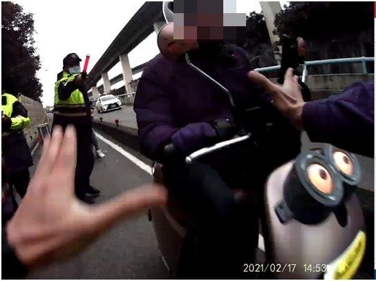 衝撞路檢貪一時快！酒駕遭攔檢　男心虛撞警後逃逸