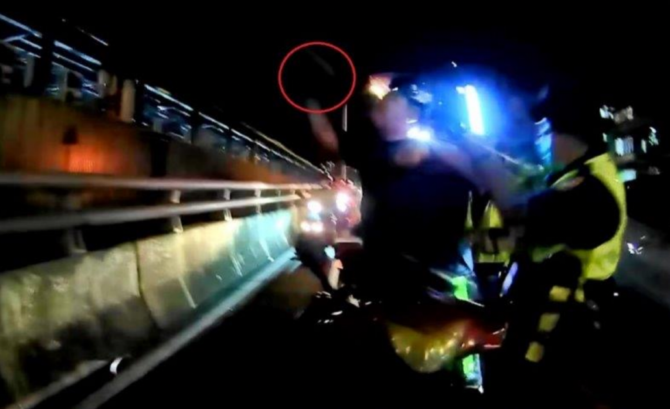 0.2秒鐵證全都錄！男路檢藏毒「丟包拒捕」　勇警制伏送辦