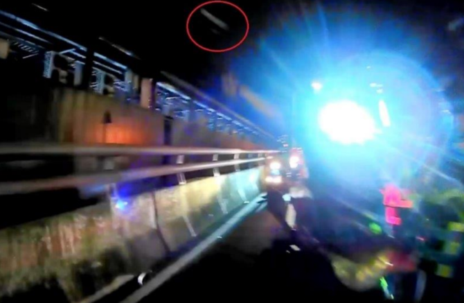 0.2秒鐵證全都錄！男路檢藏毒「丟包拒捕」　勇警制伏送辦