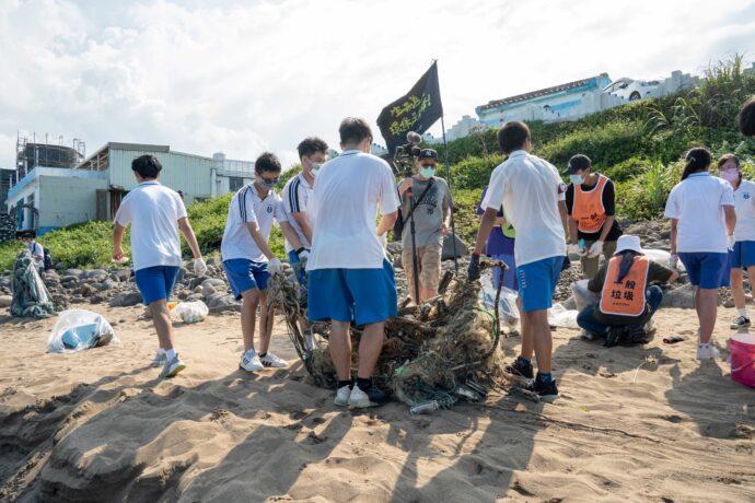 新北創客SDGs海廢大作戰　自製淨灘神器　百位師生清除200公斤垃圾