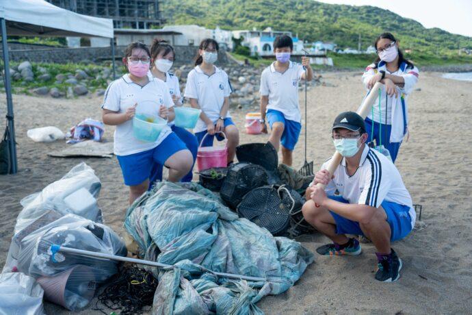新北創客SDGs海廢大作戰　自製淨灘神器　百位師生清除200公斤垃圾