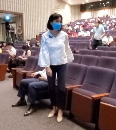 漾新聞|童燕珍慈善演唱會議長與三黨總召齊唱「朋友」化解對立添祥和與歡樂