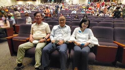漾新聞|童燕珍慈善演唱會議長與三黨總召齊唱「朋友」化解對立添祥和與歡樂