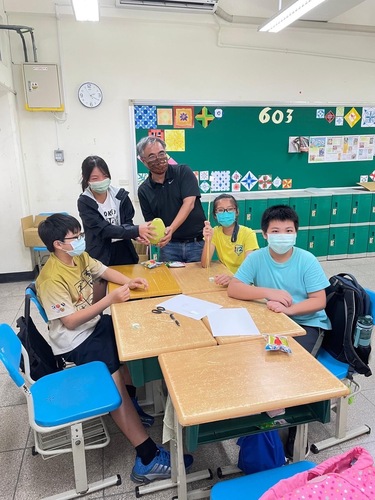漾新聞|用細義大利麵撐起棉花糖高塔 高市圖攜手河堤國小「閱讀桌遊」挑戰學習力