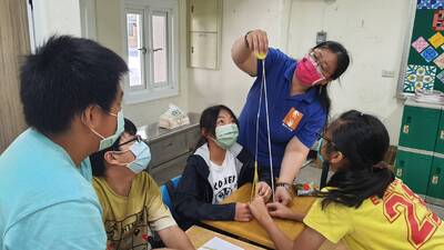 漾新聞|用細義大利麵撐起棉花糖高塔 高市圖攜手河堤國小「閱讀桌遊」挑戰學習力