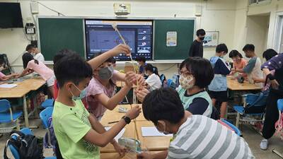 漾新聞|用細義大利麵撐起棉花糖高塔 高市圖攜手河堤國小「閱讀桌遊」挑戰學習力