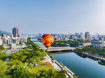 漾新聞|高雄愛月熱氣球愛河接棒起飛 美景當前搭配假日市集 好拍好看又好逛