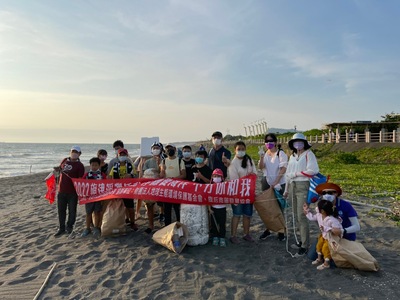 漾新聞|旗津國中師生攜手高科技公司淨灘除海廢 把污染源變能源
