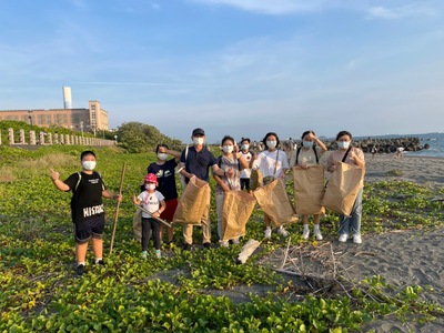 漾新聞|旗津國中師生攜手高科技公司淨灘除海廢 把污染源變能源