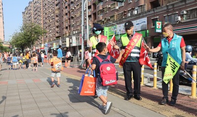 漾新聞|謝文斌與張淑娟扮「一日交安大使」河堤國小宣導交安