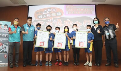 漾新聞|謝文斌與張淑娟扮「一日交安大使」河堤國小宣導交安