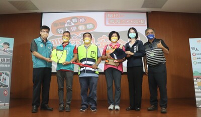 漾新聞|謝文斌與張淑娟扮「一日交安大使」河堤國小宣導交安