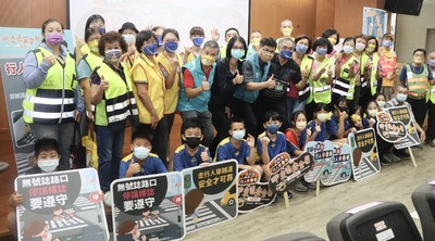 漾新聞|謝文斌與張淑娟扮「一日交安大使」河堤國小宣導交安