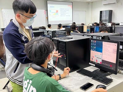 漾新聞|高雄大學深耕數位學伴六師生獲教育部表揚傑出典範