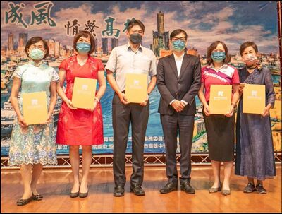 漾新聞|一生贈畫校園438件 教育局集結曾文忠作品成冊雄中發表陳其邁表感謝