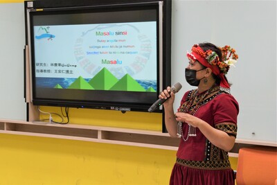 漾新聞|排灣族年輕阿嬤林慶華中山大學原碩專班畢業 論文探探原民就業困境係金ya！