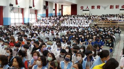 漾新聞|影》國際蘭馨會捐基金給雄商 陳其邁媽媽陳辜美貴分享開補習班幫助年輕人