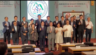 漾新聞|影》賴清德主持中山大學醫學院揭牌 期許培養「三人」的良醫
