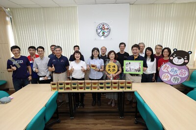 漾新聞|高雄大學致敬教師節 致贈皮革鑰匙包象徵掌握知識之鑰