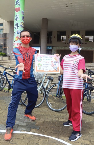 漾新聞|翠屏國中小學生騎單車考照 校長扮蜘蛛人領騎上路頒發專屬白金駕照
