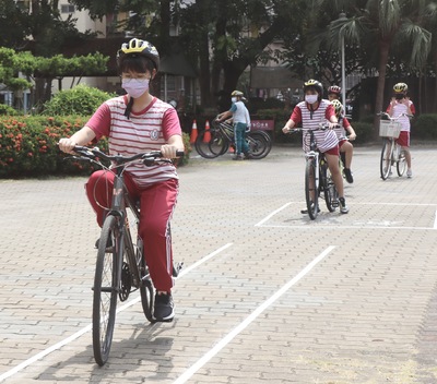 漾新聞|翠屏國中小學生騎單車考照 校長扮蜘蛛人領騎上路頒發專屬白金駕照