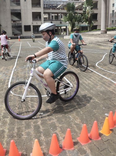 漾新聞|翠屏國中小學生騎單車考照 校長扮蜘蛛人領騎上路頒發專屬白金駕照