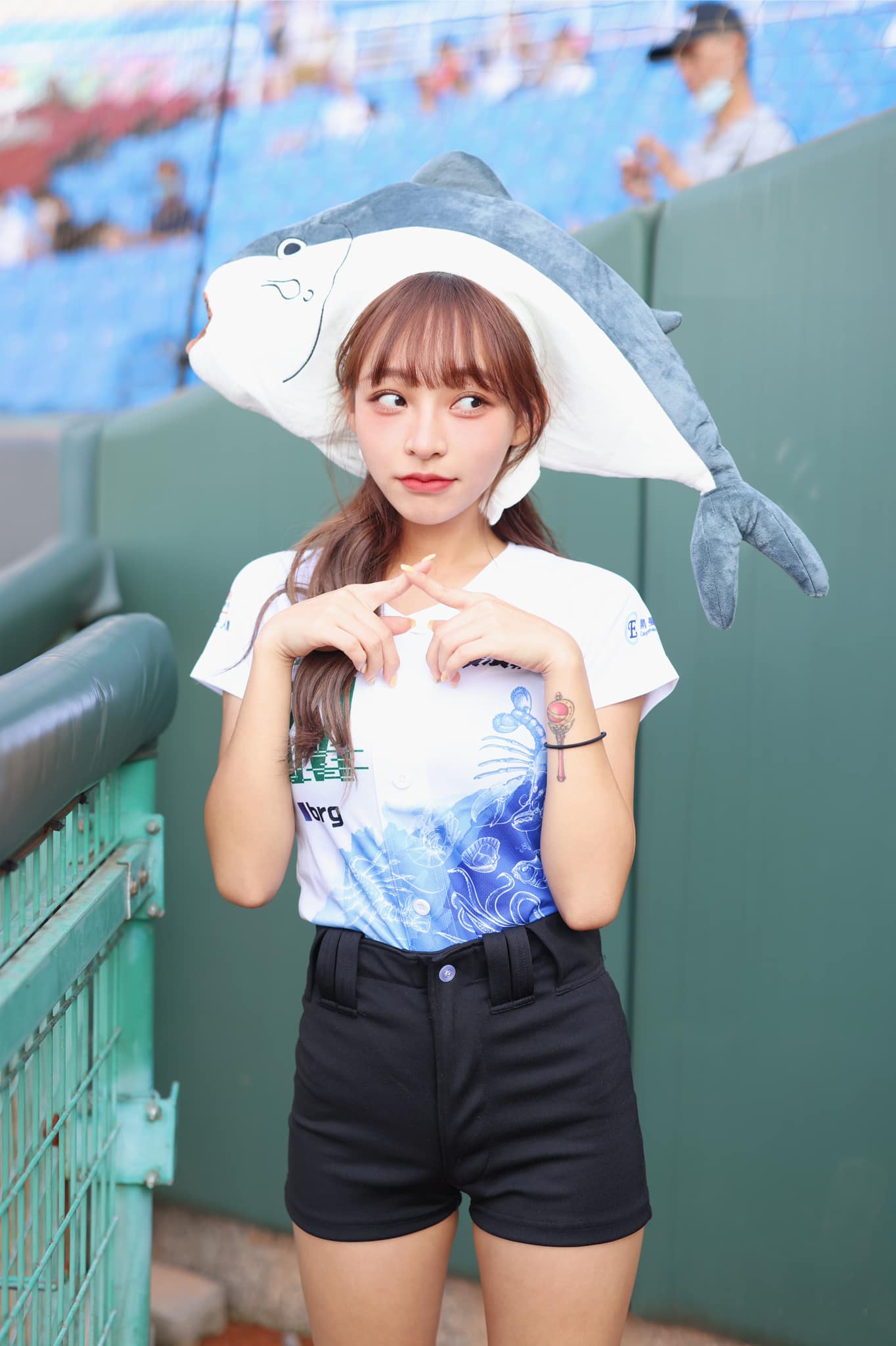 甜美女神形象崩壞！林襄路邊脫罩抽菸被拍　經紀人道歉：會努力戒掉