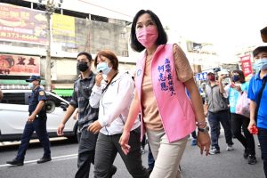 中秋連假起跑 柯志恩偕同國民黨市議員候選人鄭安秝等人至鳳山第一市場拜票