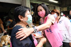 中秋連假起跑 柯志恩偕同國民黨市議員候選人鄭安秝等人至鳳山第一市場拜票