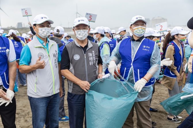 中華電信集團攜手供應商全國淨灘 逾2800位志工清出21.9 噸垃圾 37個機構、全國24處同步熱情參與 讓地球潔淨永續