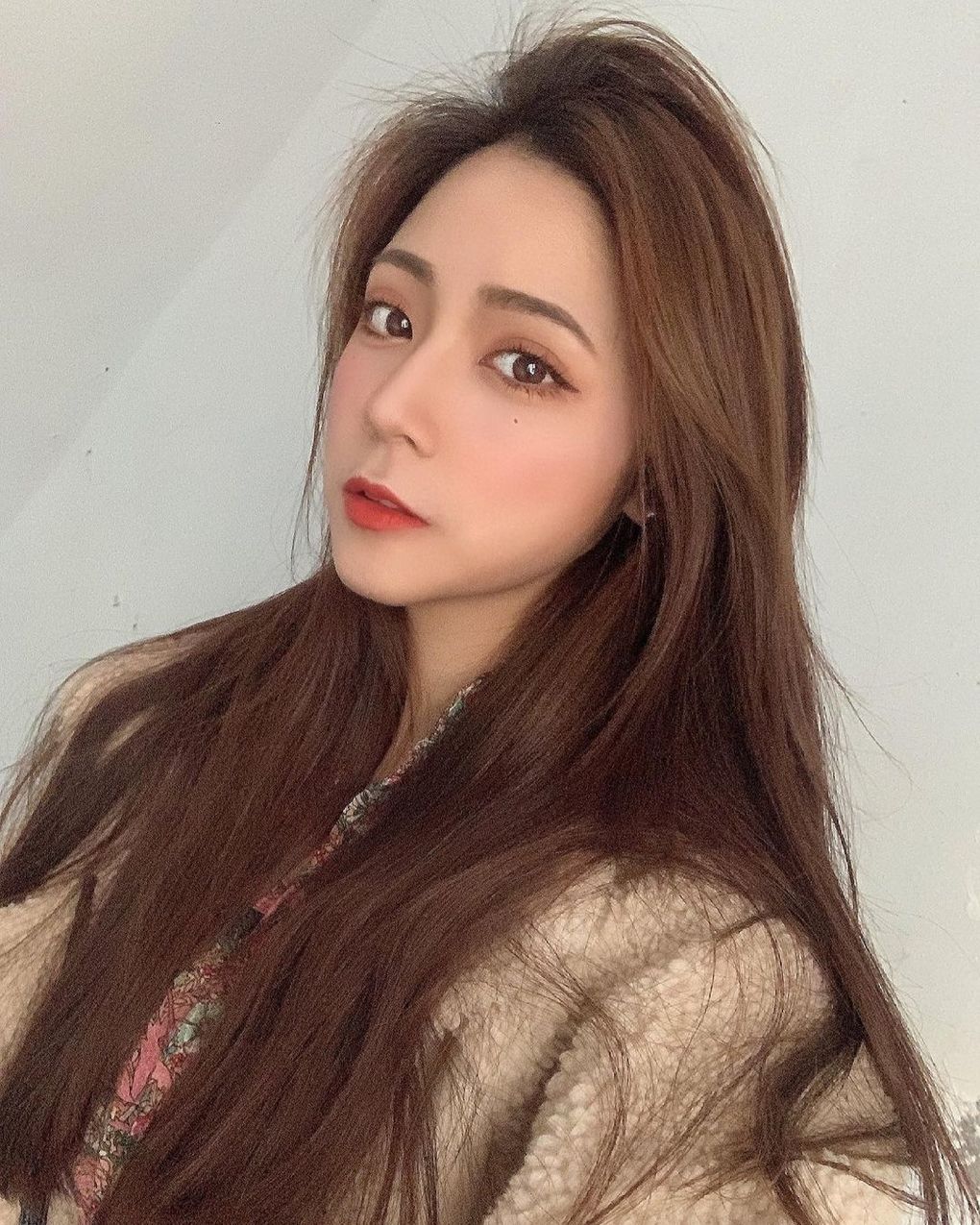 飄著仙氣的甜甜女孩兒「小璦 Aihsieh」氣質出眾遠看都會被吸引！大眼甜笑都是致命武器
