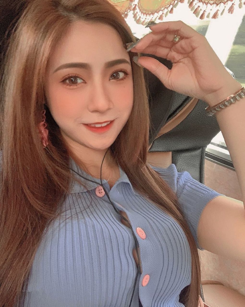 飄著仙氣的甜甜女孩兒「小璦 Aihsieh」氣質出眾遠看都會被吸引！大眼甜笑都是致命武器