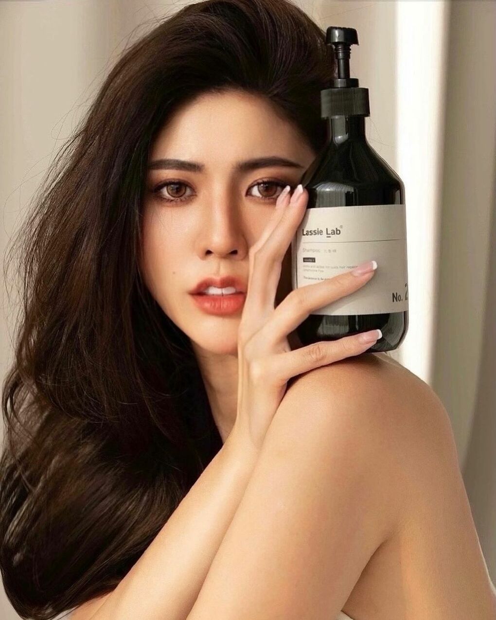 真人版娜美！「Jessie Lee」超正闆娘高顏值臉蛋配上九頭身長腿，逆天曲線超浮誇！